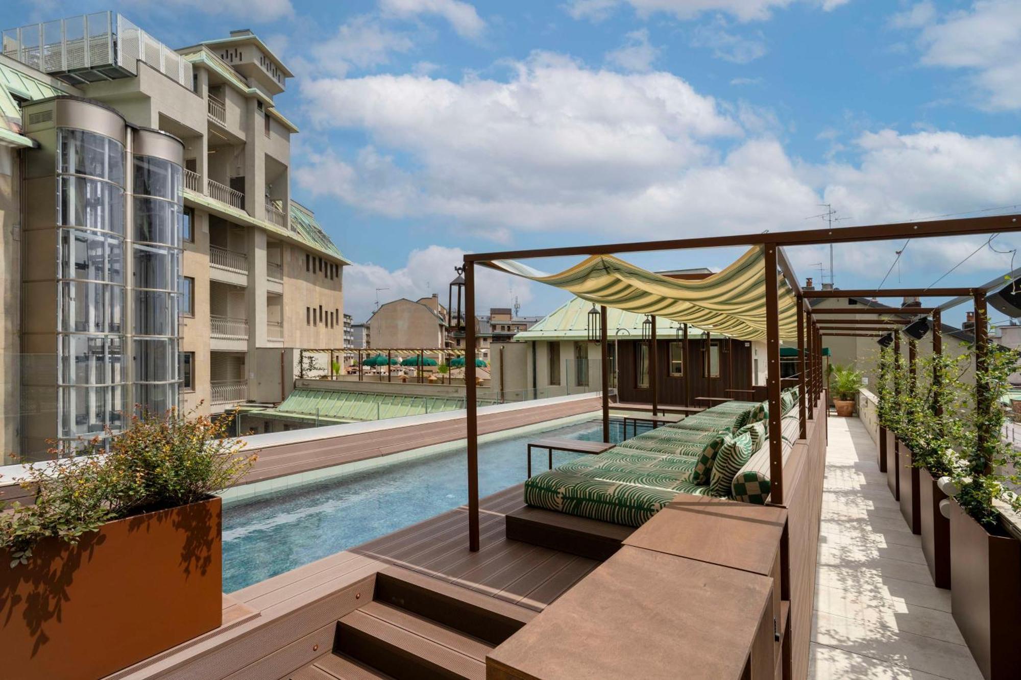 Radisson Collection Hotel, Santa Sofia Милано Екстериор снимка The rooftop pool at the hotel